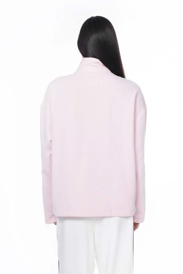 Buzo oversize rosado con cuello alto y arte college

