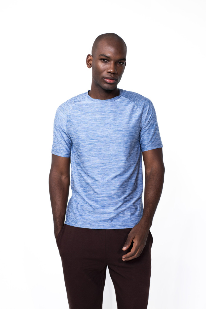 Camiseta azul oscura con manga ranglan corta
