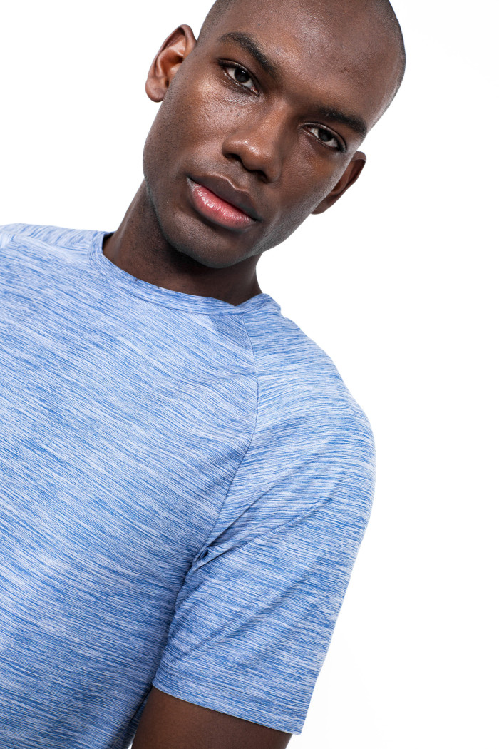 Camiseta azul oscura con manga ranglan corta
