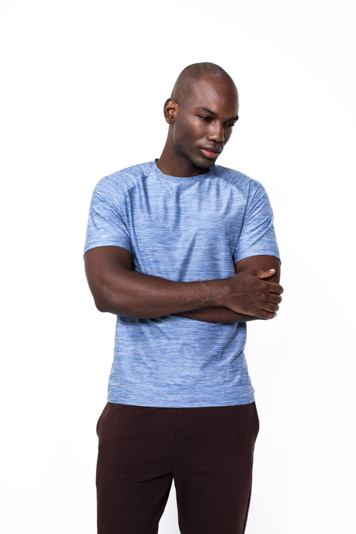 Camiseta azul oscura con manga ranglan corta
