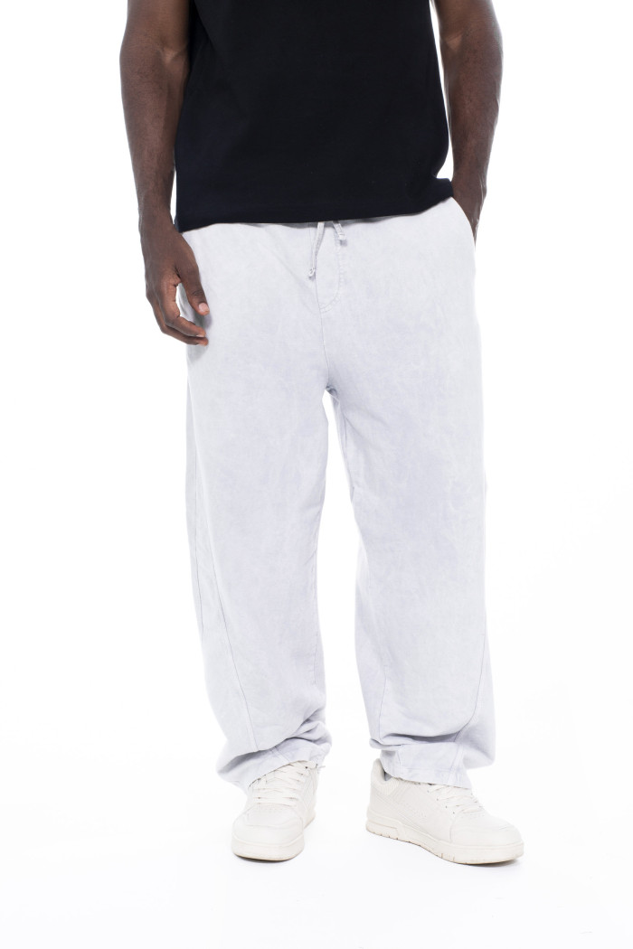 Pantalón unicolor jogger con bota recta y efecto desteñido
