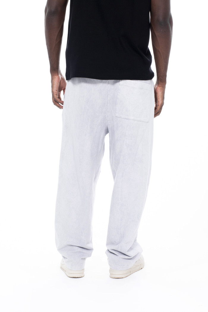 Pantalón unicolor jogger con bota recta y efecto desteñido
