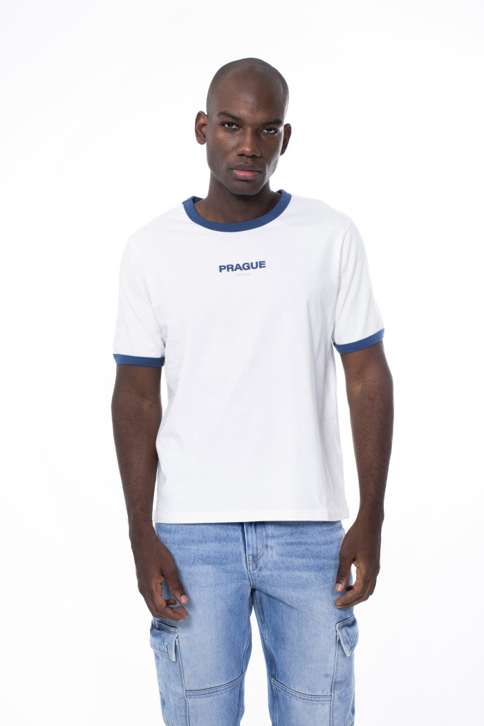 Camiseta college crema manga corta con contrastes azules
