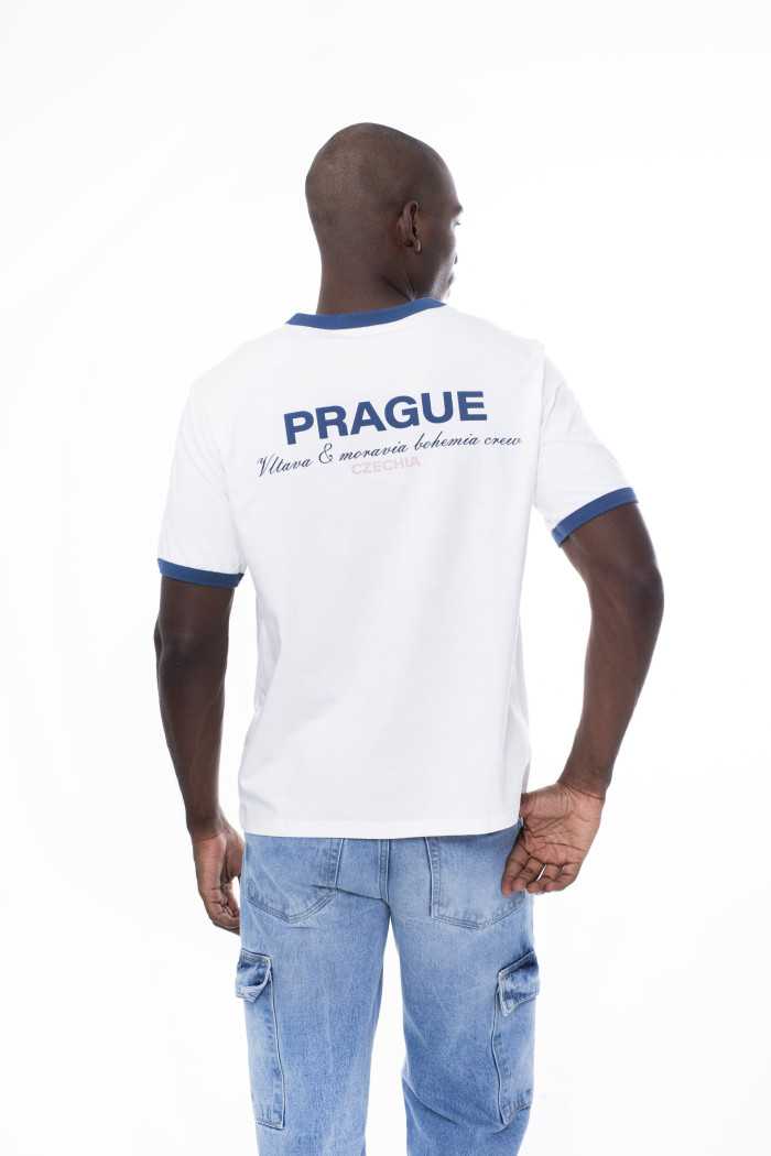 Camiseta college crema manga corta con contrastes azules
