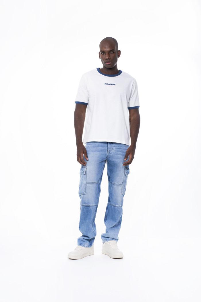 Camiseta college crema manga corta con contrastes azules
