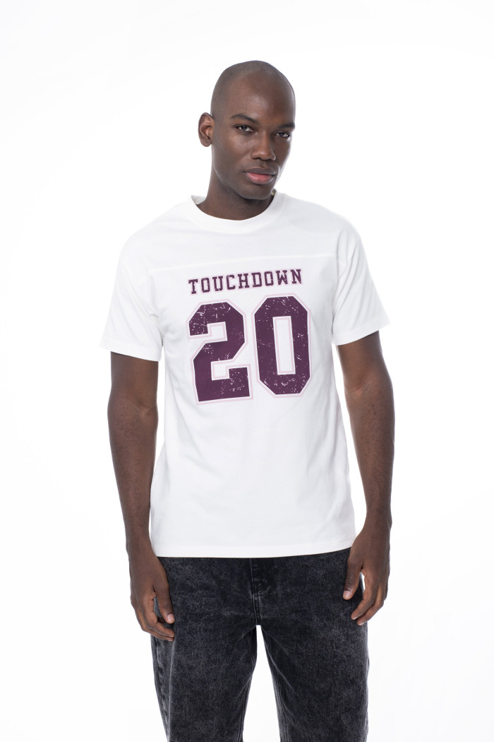 Camiseta crema clara college con corte y cuello redondo
