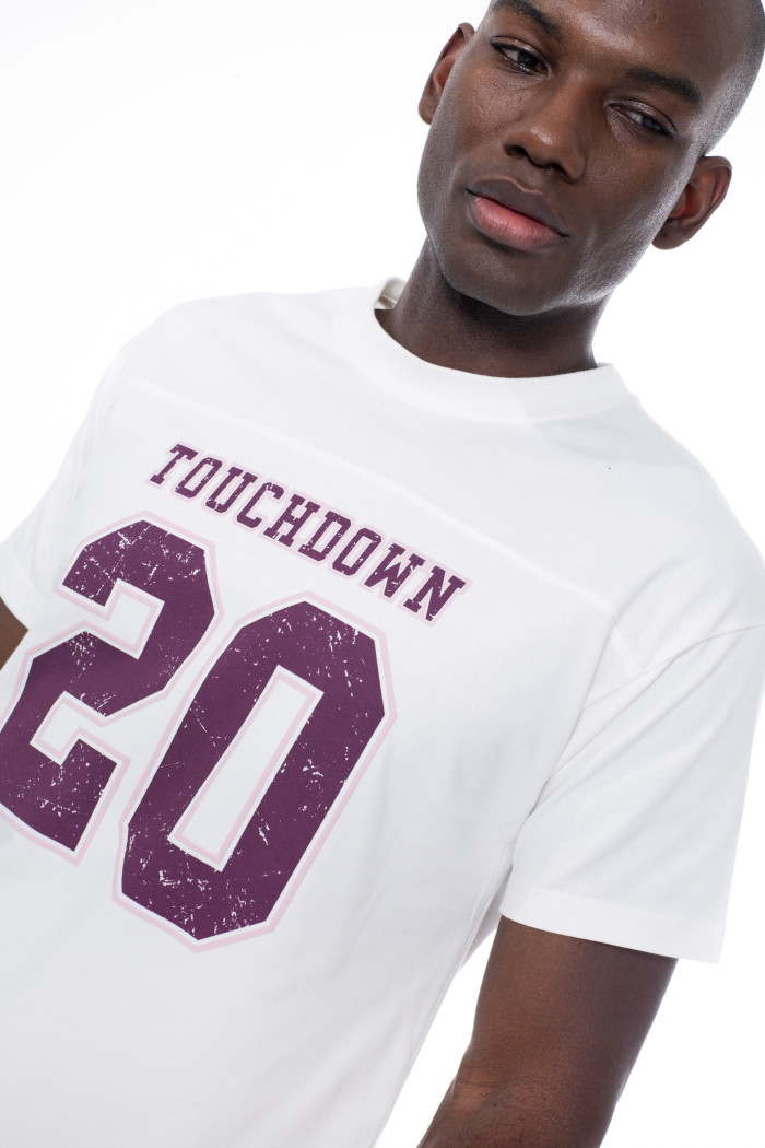 Camiseta crema clara college con corte y cuello redondo
