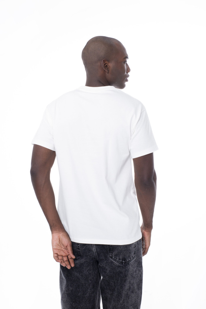 Camiseta crema clara college con corte y cuello redondo
