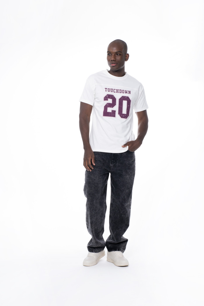 Camiseta crema clara college con corte y cuello redondo
