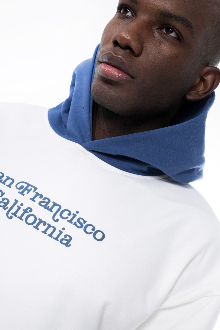 Camiseta manga sisa crema con arte college y cuello polo
