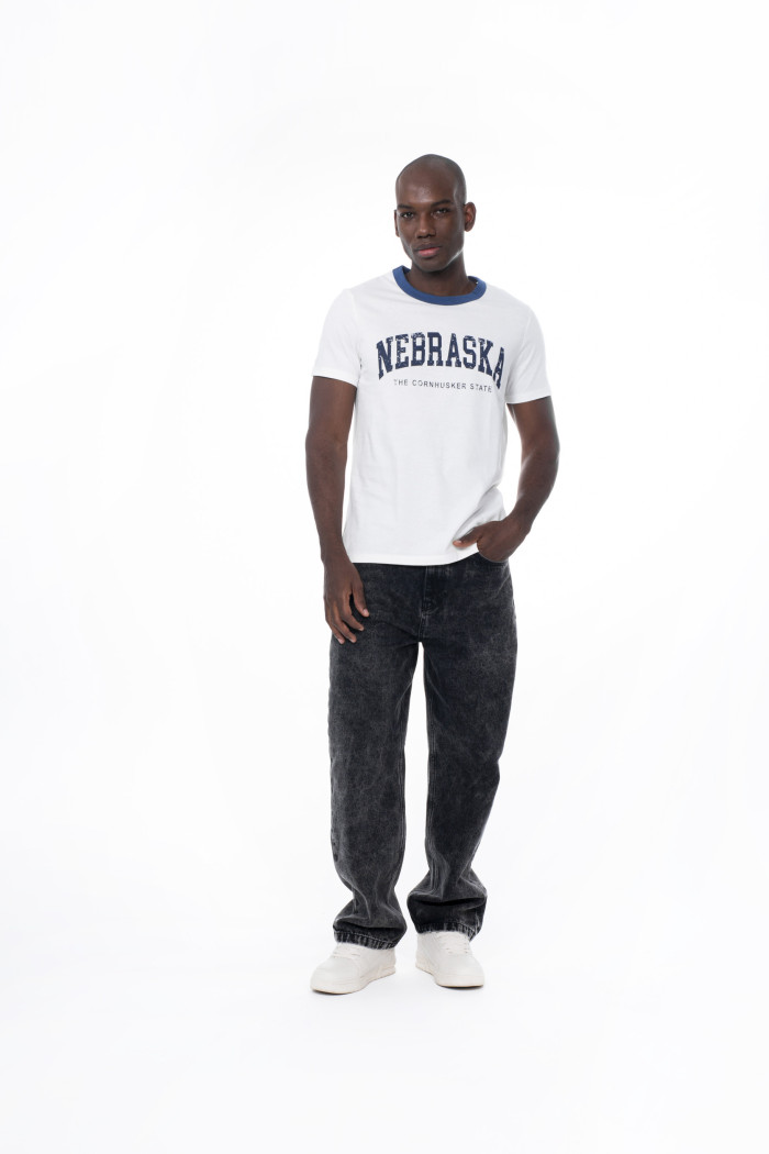 Camiseta college crema clara con cuello redondo azul
