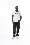 Camiseta college crema clara con cuello redondo azul
