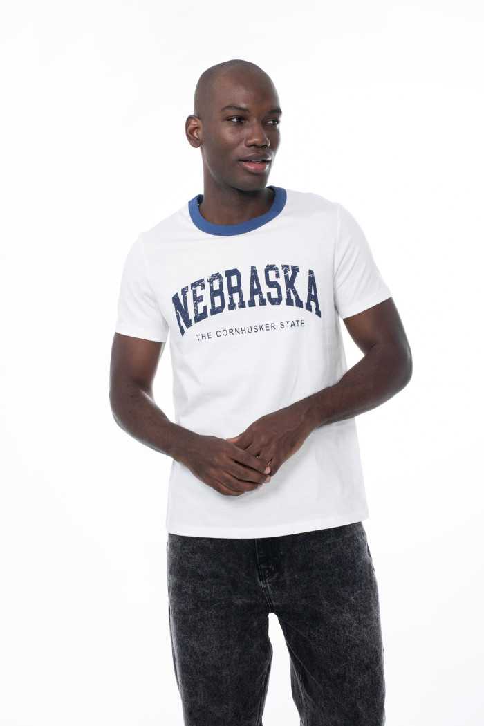 Camiseta college crema clara con cuello redondo azul
