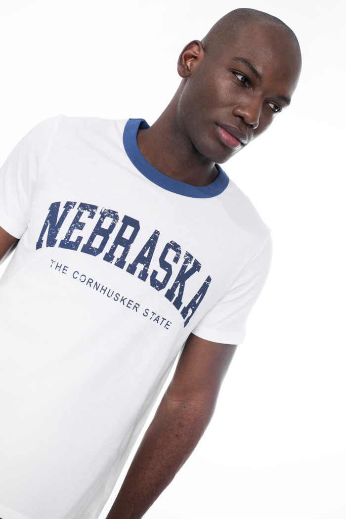 Camiseta college crema clara con cuello redondo azul
