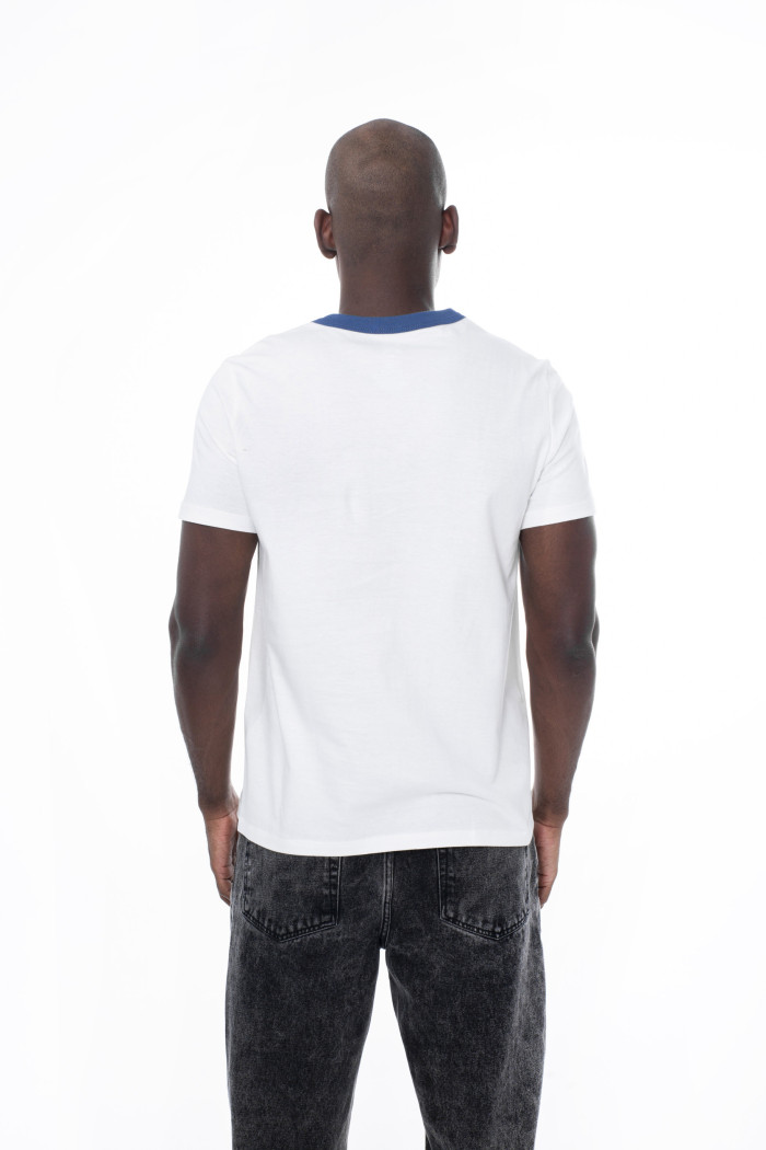 Camiseta college crema clara con cuello redondo azul

