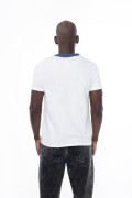 Camiseta college crema clara con cuello redondo azul
