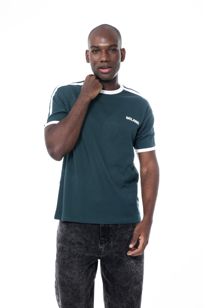 Camiseta manga corta college verde con contrastes blancos
