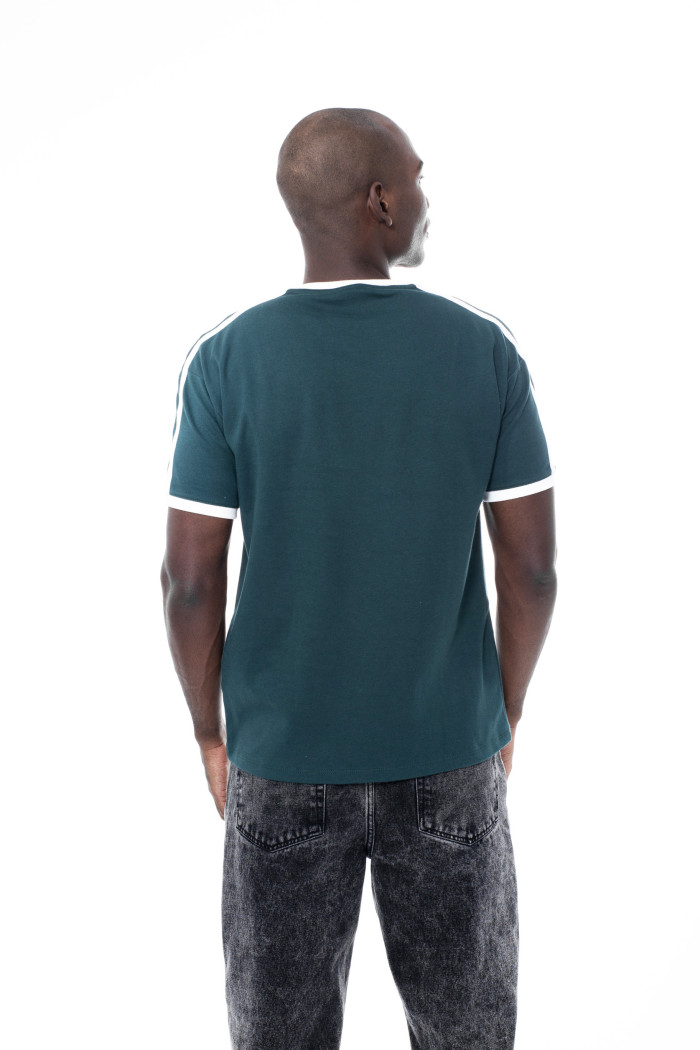 Camiseta manga corta college verde con contrastes blancos
