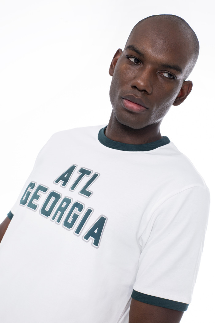 Camiseta college crema manga corta con contrastes verdes
