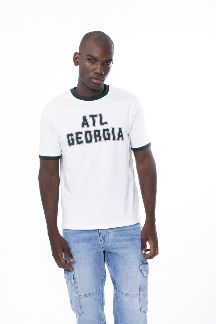 Camiseta college crema manga corta con contrastes verdes
