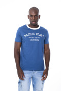 Camiseta azul oscura college con cuello redondo blanco
