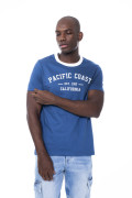 Camiseta azul oscura college con cuello redondo blanco
