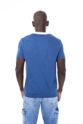 Camiseta azul oscura college con cuello redondo blanco
