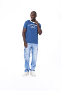 Camiseta azul oscura college con cuello redondo blanco
