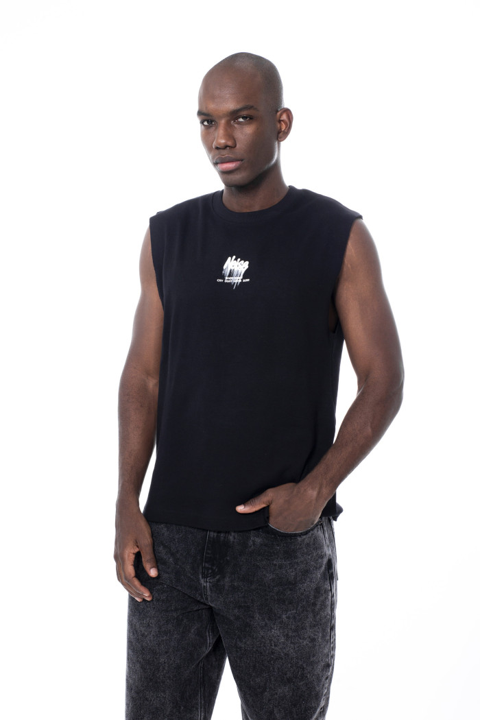 Camiseta oversize negra manga sisa con arte en frente
