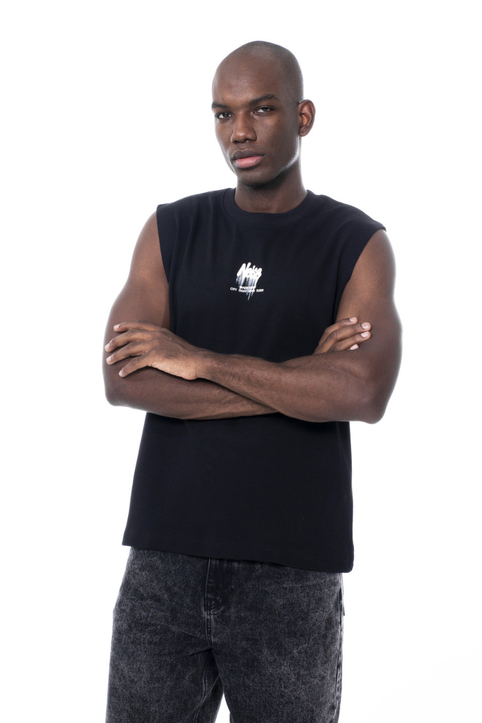 Camiseta oversize negra manga sisa con arte en frente
