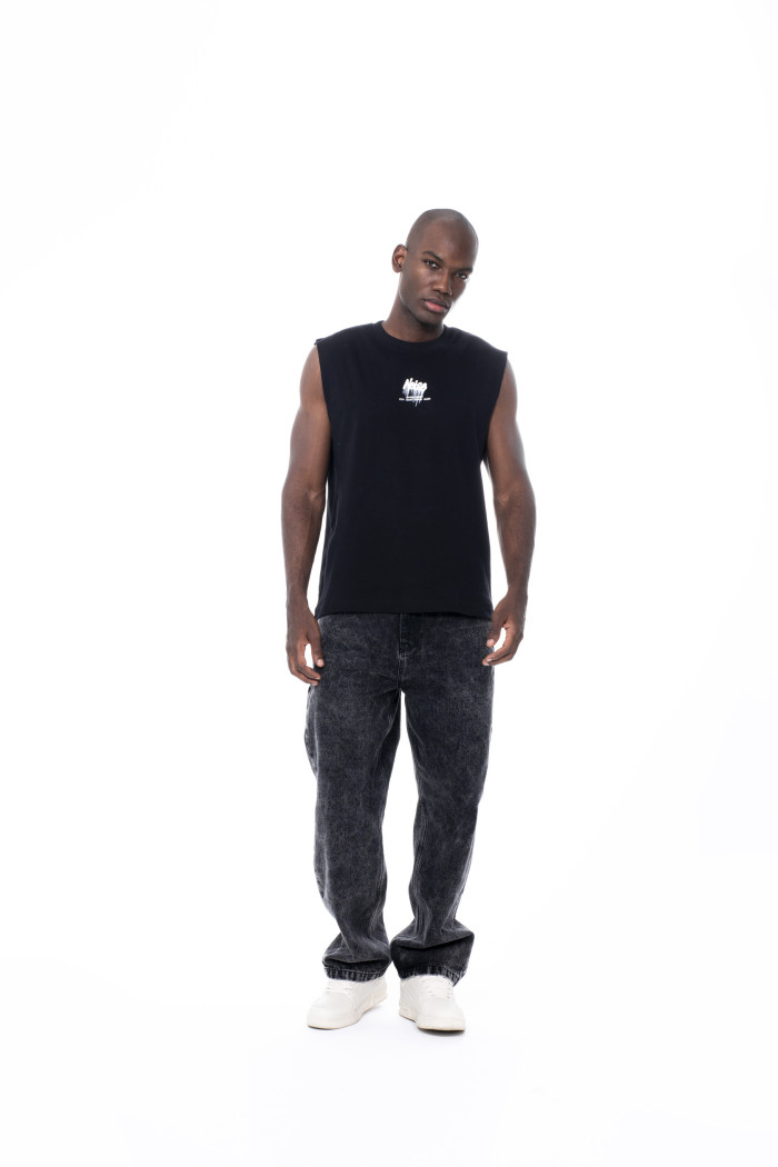 Camiseta oversize negra manga sisa con arte en frente
