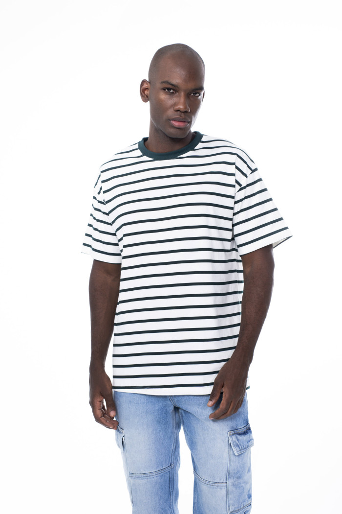 Camiseta a rayas crema clara con cuello redondo verde
