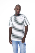 Camiseta a rayas crema clara con cuello redondo verde
