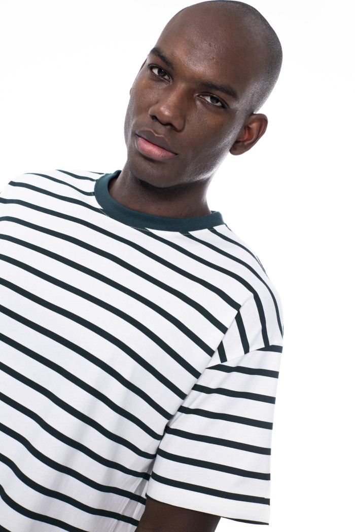Camiseta a rayas crema clara con cuello redondo verde
