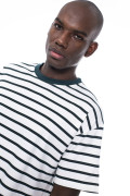 Camiseta a rayas crema clara con cuello redondo verde
