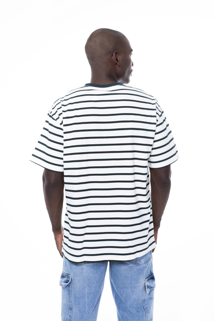 Camiseta a rayas crema clara con cuello redondo verde
