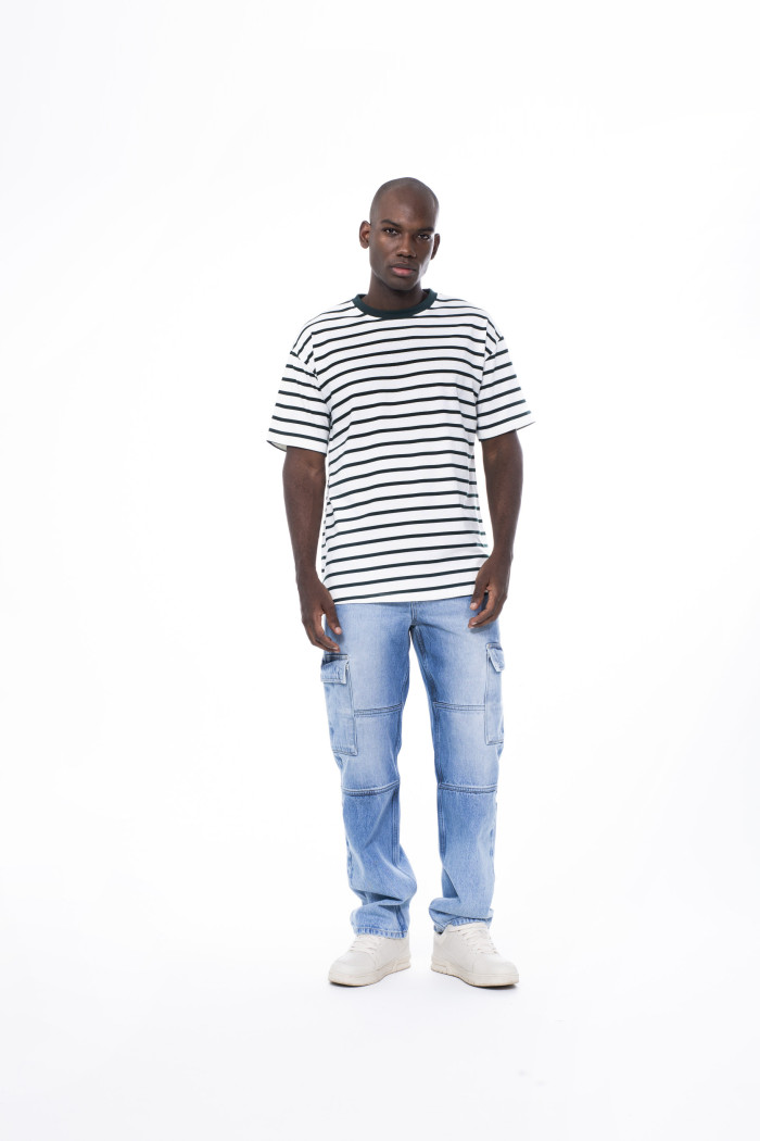 Camiseta a rayas crema clara con cuello redondo verde
