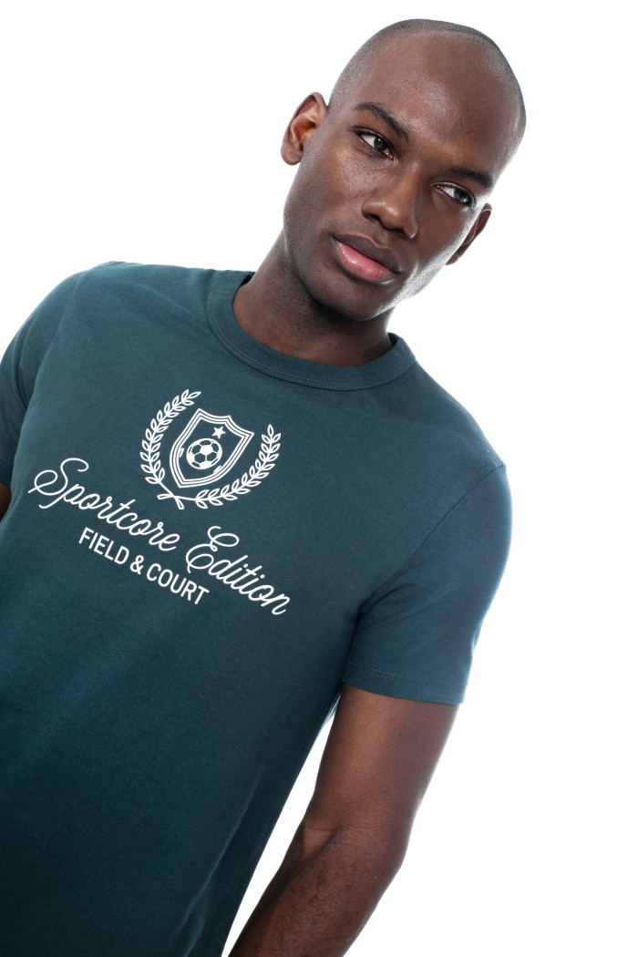 Camiseta manga corta verde oscura con texto college blanco
