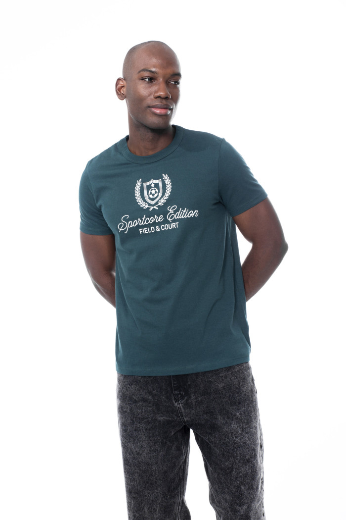 Camiseta manga corta verde oscura con texto college blanco

