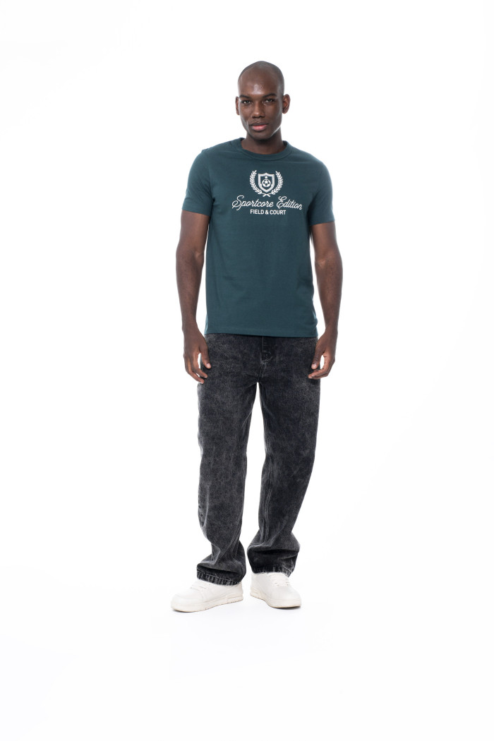 Camiseta manga corta verde oscura con texto college blanco
