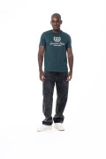 Camiseta manga corta verde oscura con texto college blanco
