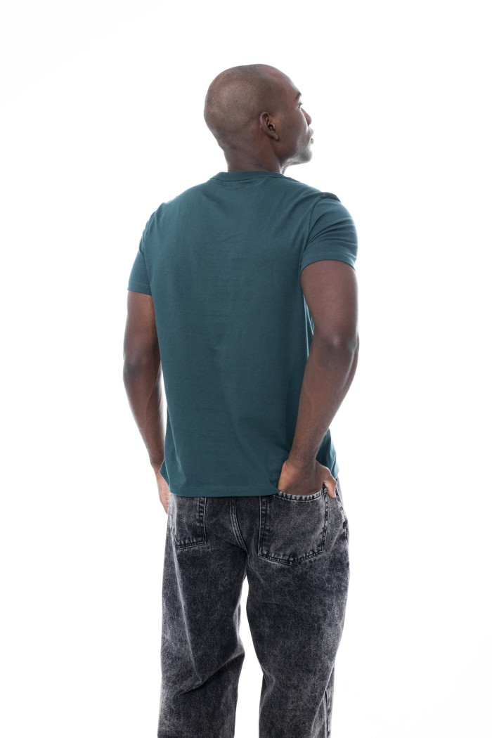 Camiseta manga corta verde oscura con texto college blanco
