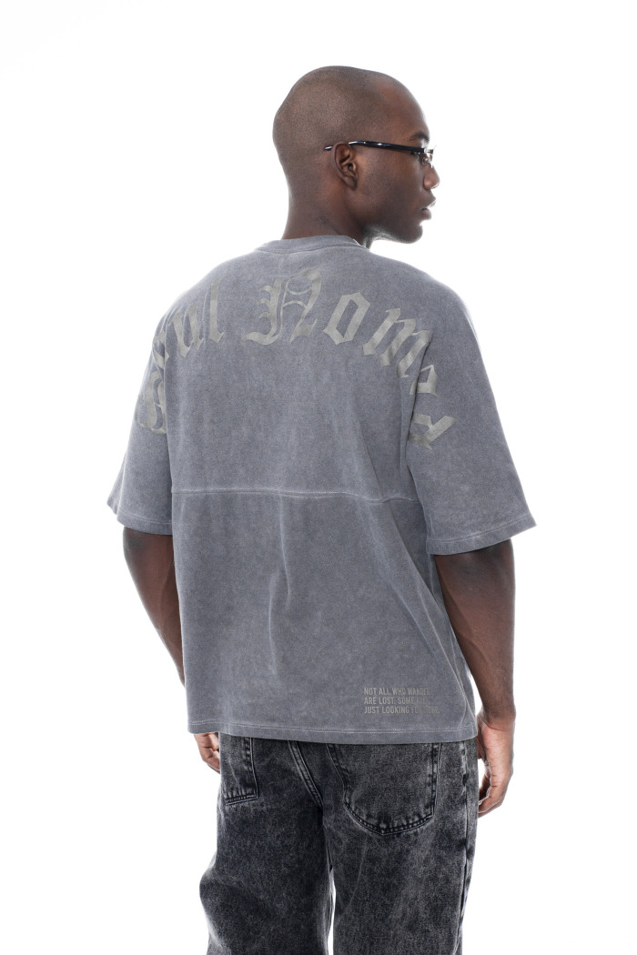 Camiseta estampada unicolor oversize con cuello redondo
