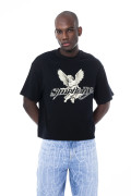 Camiseta oversize manga corta negra con texto en frente
