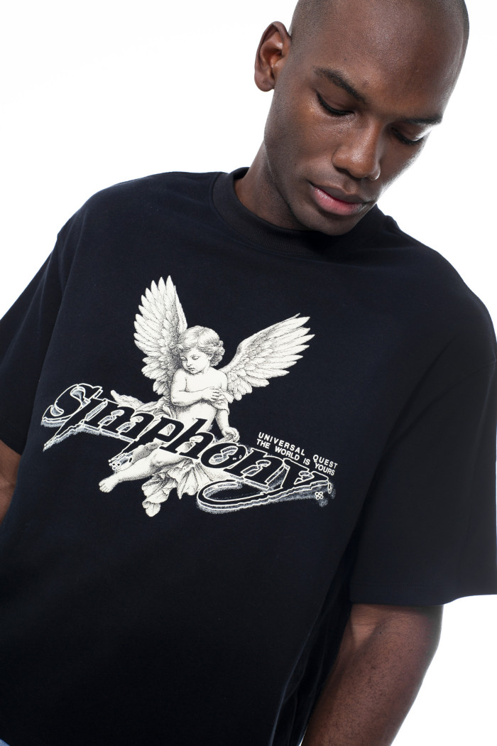 Camiseta oversize manga corta negra con texto en frente
