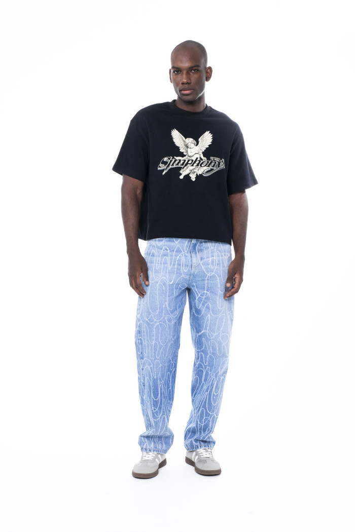 Camiseta oversize manga corta negra con texto en frente
