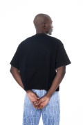 Camiseta oversize manga corta negra con texto en frente
