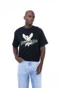 Camiseta oversize manga corta negra con texto en frente
