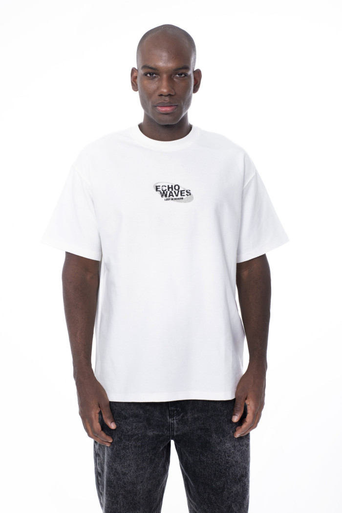 Camiseta oversize crema con diseño delantero y manga corta
