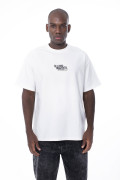 Camiseta oversize crema con diseño delantero y manga corta
